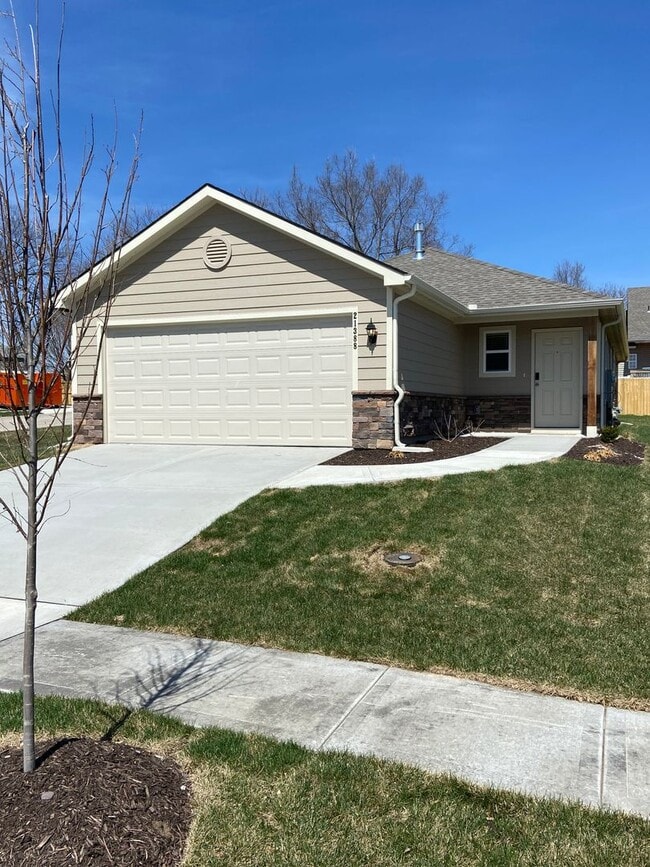 Building Photo - Pre-Leasing Now | Don't Miss Out! — Beautiful 4 Bed, 2 Bath Home in Oak Woods