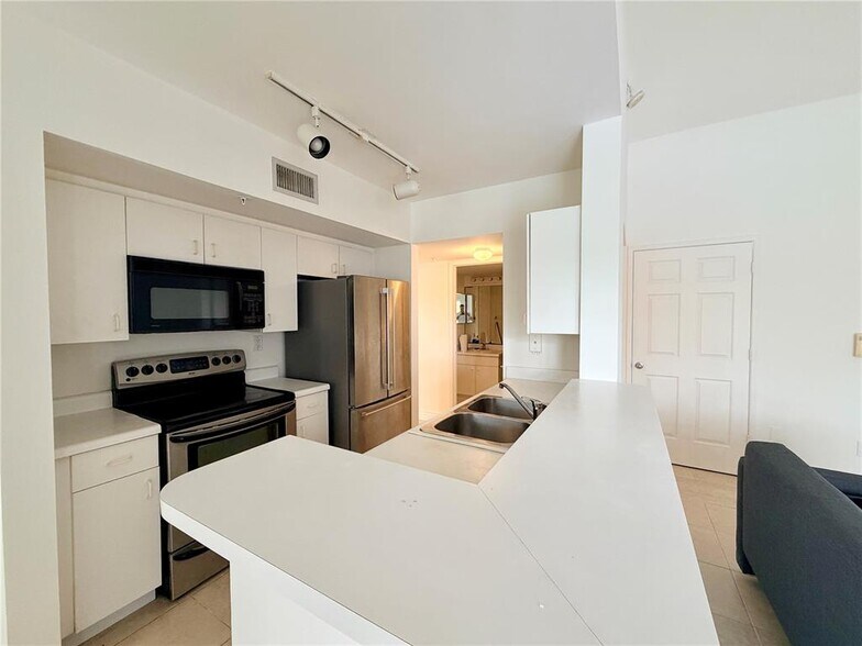 Building Photo - 2600 S University Dr