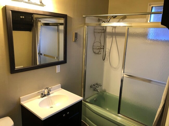 Building Photo - Cute one bedroom apartment!