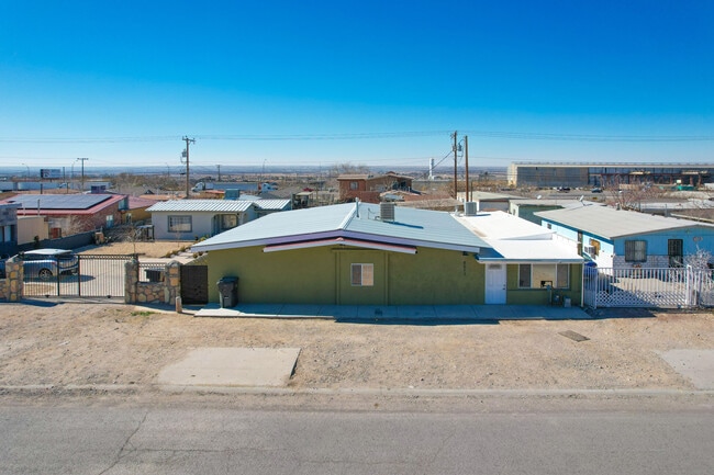 Building Photo - 8613 Kingsway Dr