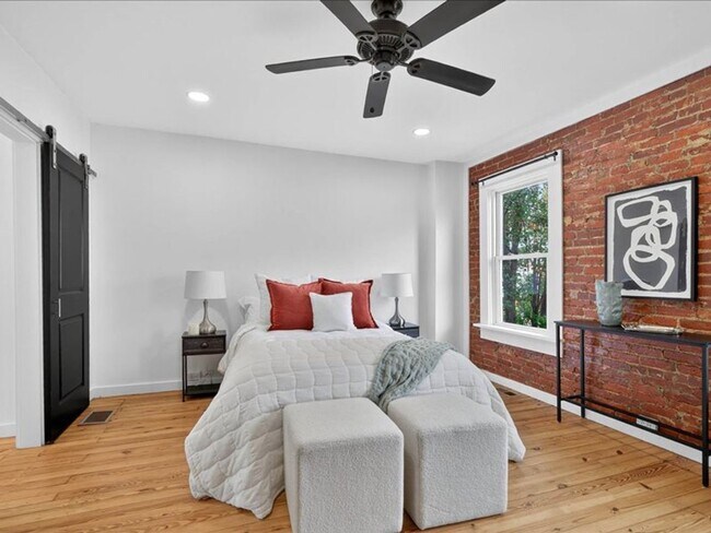 Building Photo - Gorgeous 4 Bedroom 2.5 Bathroom Available ...