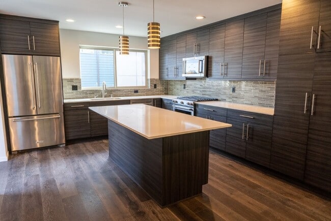 Building Photo - 3Bd/3.5Ba Seattle Townhouse