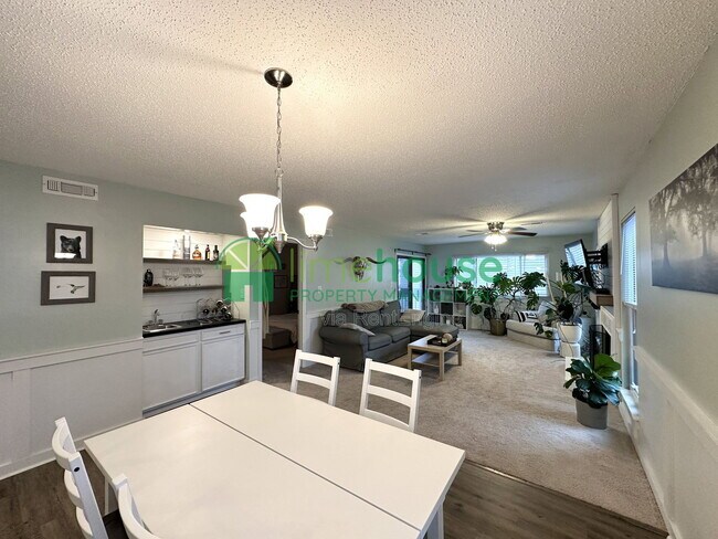 Building Photo - 3200 Lynnhaven Dr