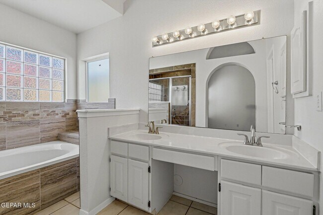 Building Photo - 7239 Desert Jewel Dr