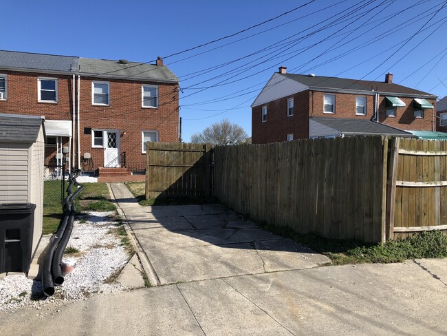 Building Photo - $1,950 / 3br - 1600ft2 - Recently Renovate...