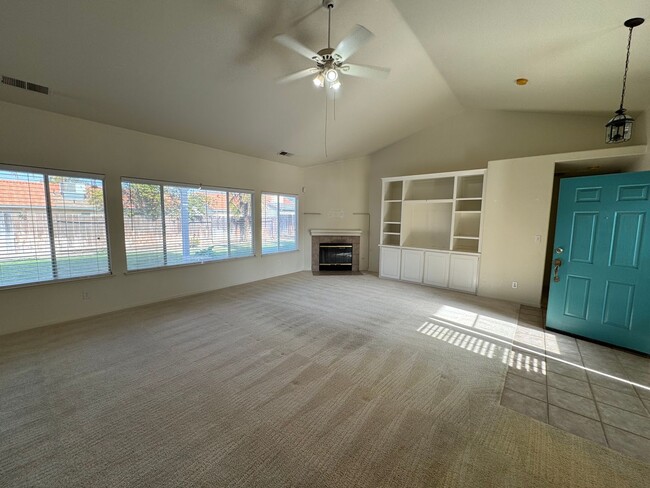 Building Photo - Beautiful 3 bed 2.5 bath home with SOLAR a...