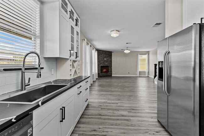 Building Photo - 303 Quail Hollow Dr