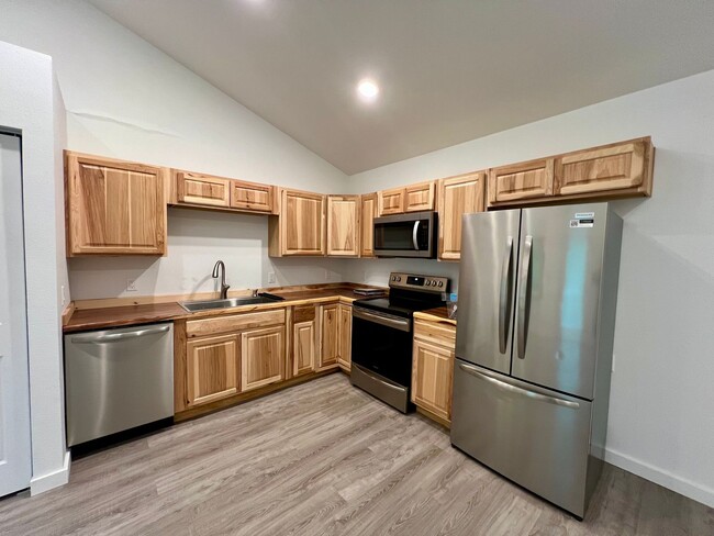 Building Photo - 3 Bedroom home for rent / Water holding ta...