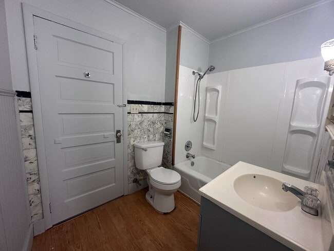 Building Photo - 610 Harmon-