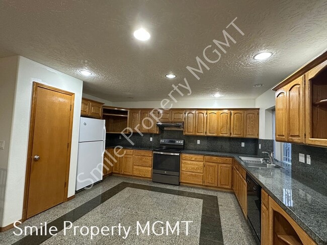 Building Photo - Lovely house with 4 bedrooms, 2 bonus room...