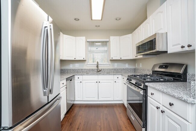 Building Photo - 524 Summit Way