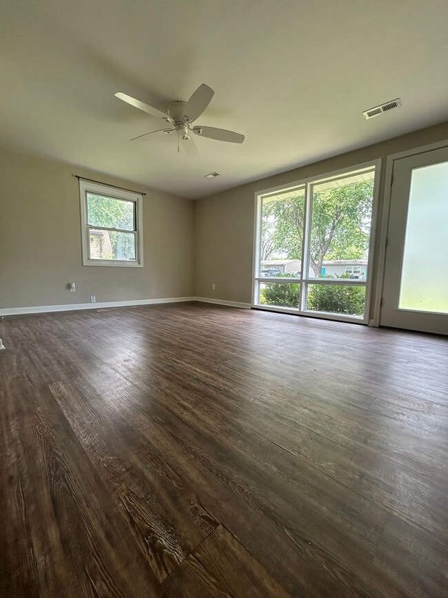 Building Photo - Charming 3 Bedroom Home with Garage & Fenced Yard