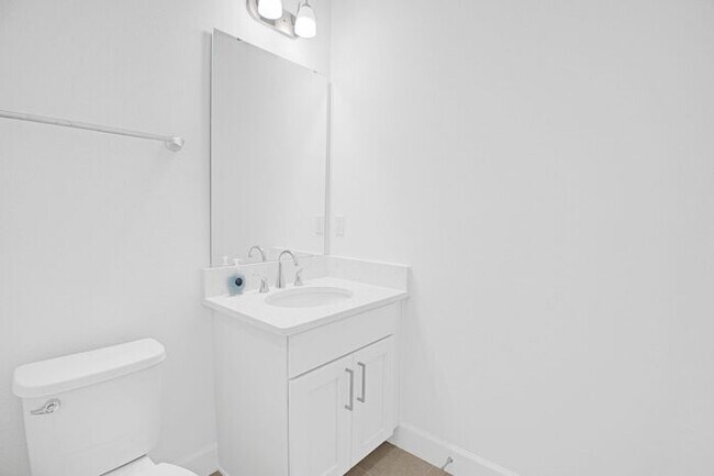 Building Photo - Brand New Luxury Town Home