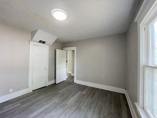 Building Photo - Large 3 bedroom home