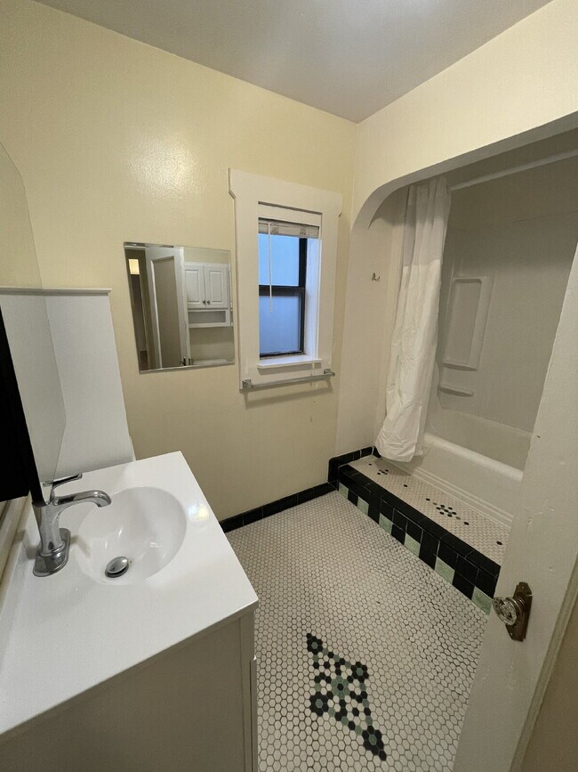 Building Photo - Cute 2 BR 1 BA Home in Midtown!