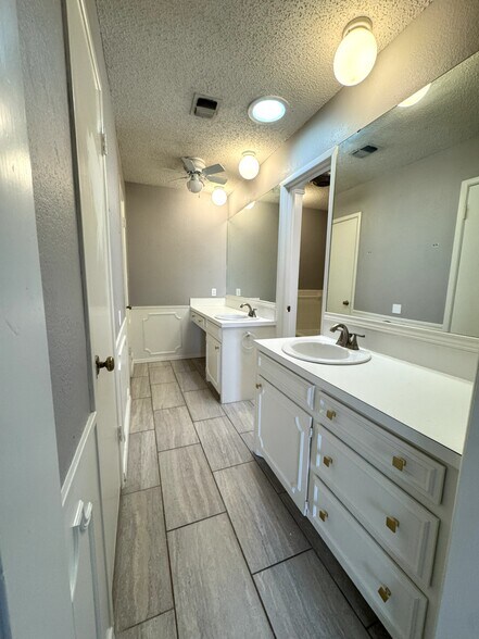 Building Photo - 2405 Stutz Plz