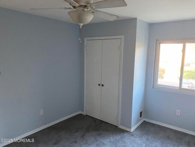 Building Photo - 185 Clubhouse Dr