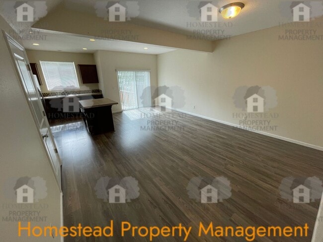 Building Photo - Welcome home! Outstanding Salem location!