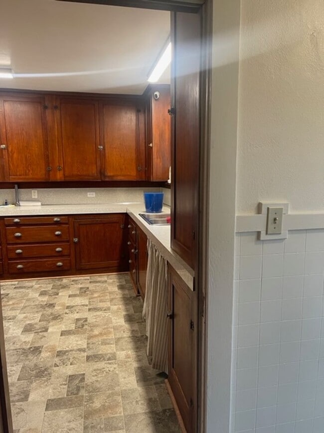 Building Photo - Spacious Craftsman Home