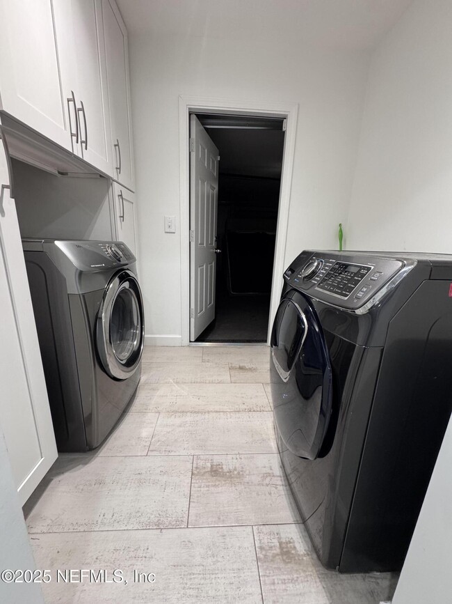 Building Photo - 7335 Floral Ridge Dr