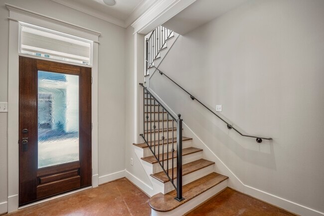 Building Photo - 905 W 23rd St