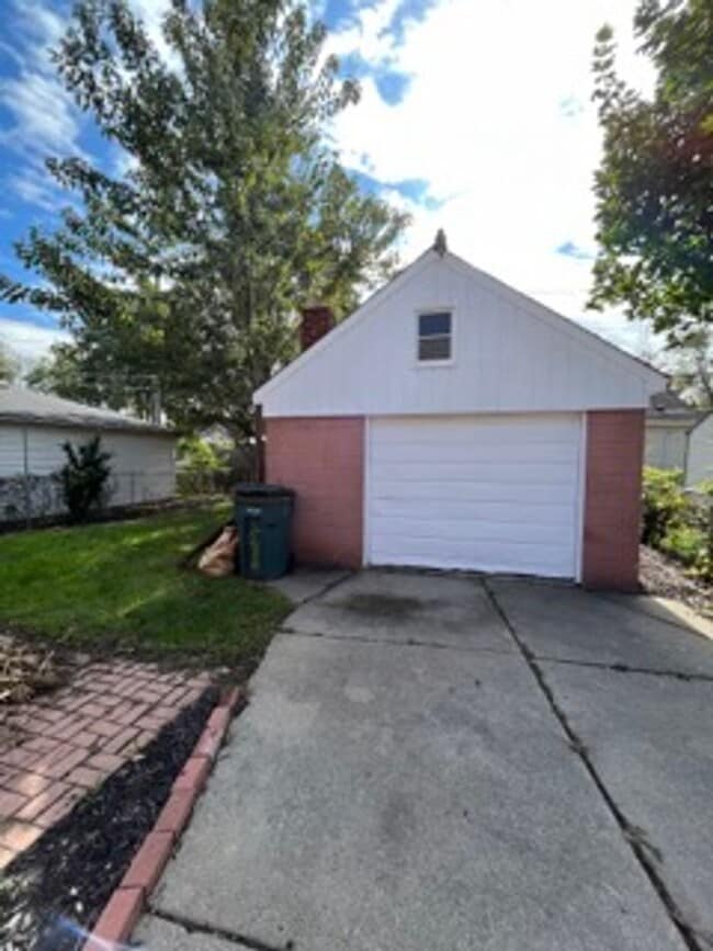 Building Photo - Beautifully maintained 3 bed - 1.5 Bath in Lincoln Park!