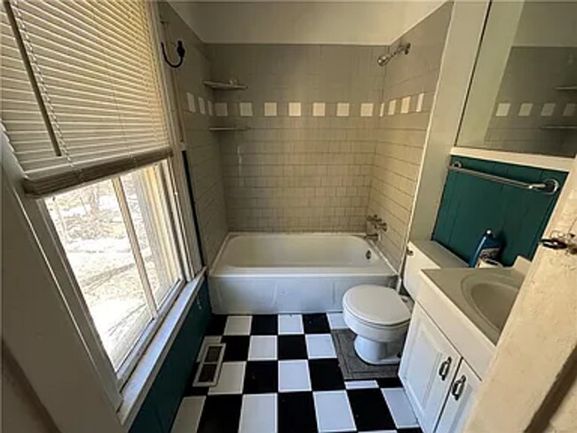 Building Photo - 525 Averill Ave