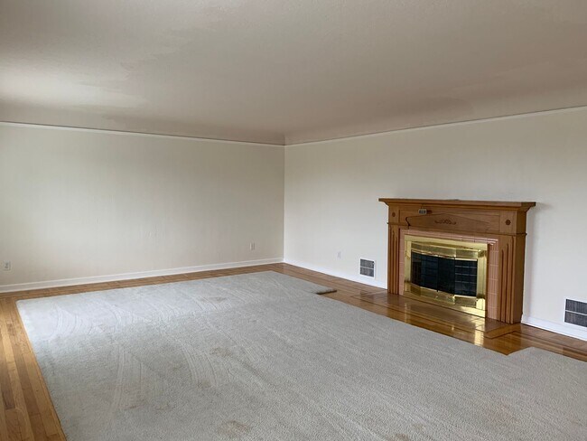 Building Photo - O1100-1106