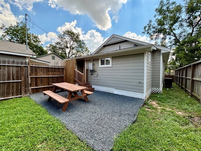 Building Photo - 410 McPhail St