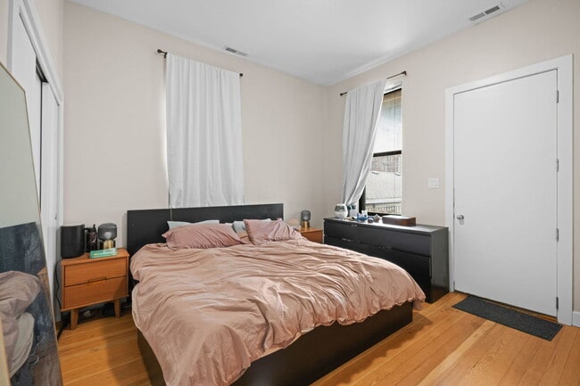 Building Photo - 624 N May St