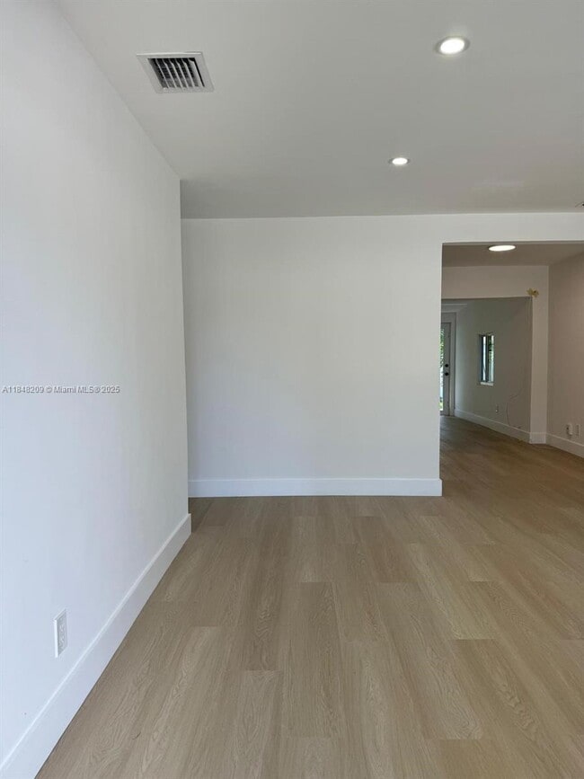 Building Photo - 4863 SW 44th Terrace