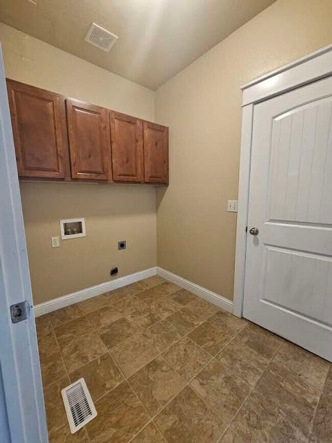 Building Photo - Meridian 5 Bedroom Home - Move in Special!...