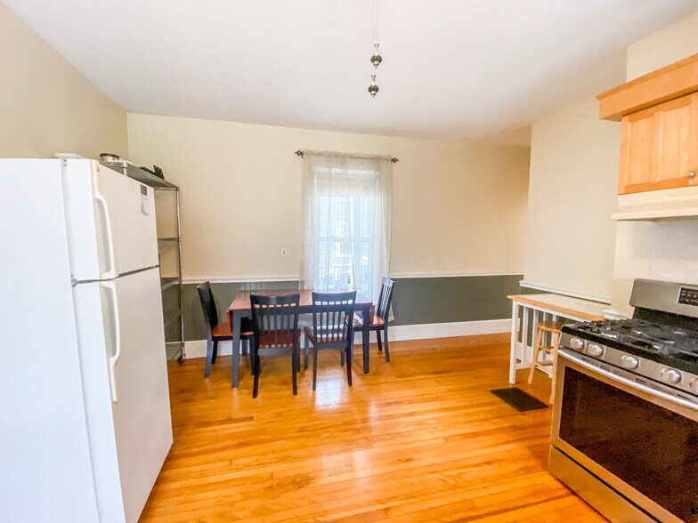 Building Photo - 19 Chapel St