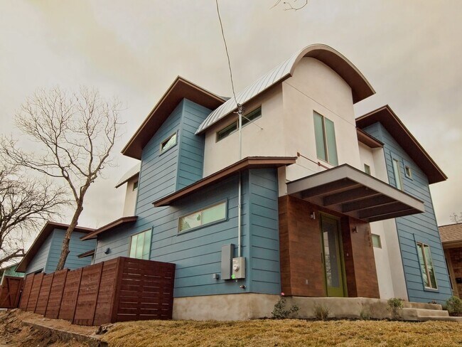 Building Photo - 603 W 30th St