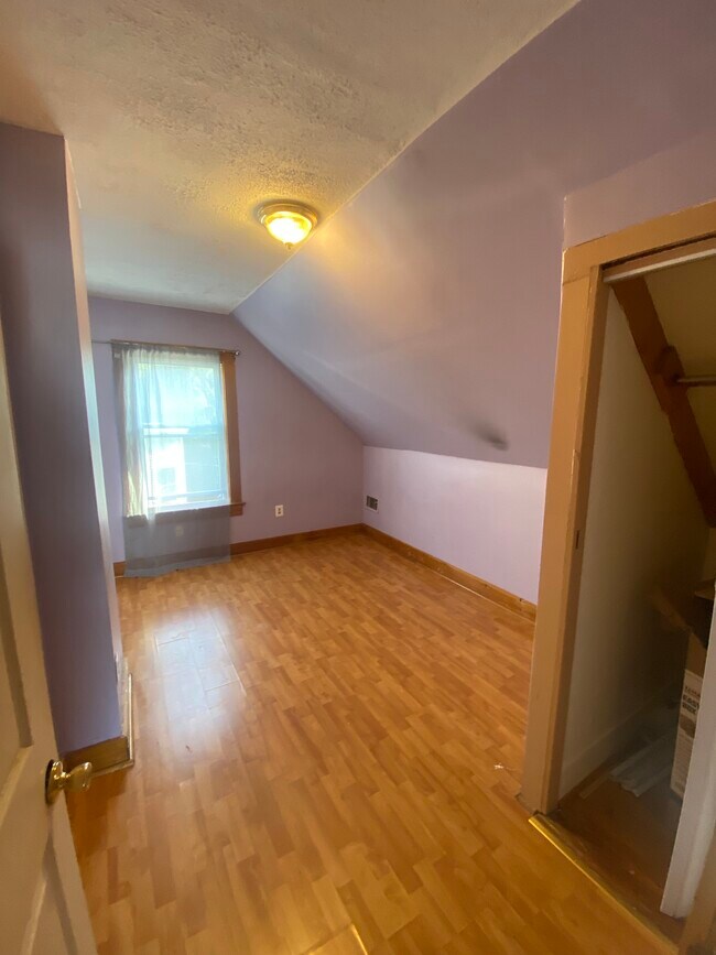 Building Photo - 13 Andrew St