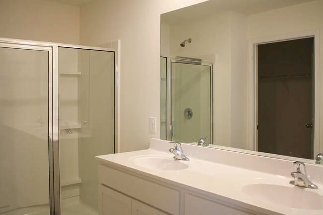 Building Photo - Spacious 4-Bedroom Home with Office and Patio in Oak Ridge