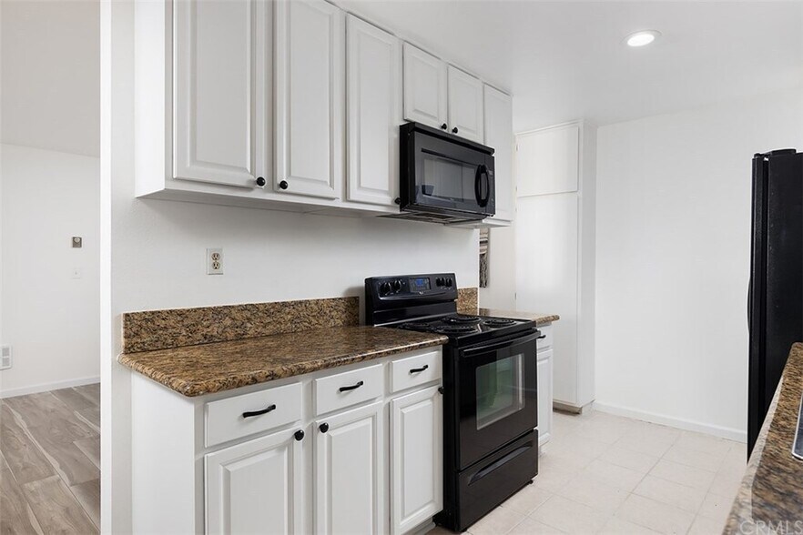 Building Photo - 6050 Canterbury Dr