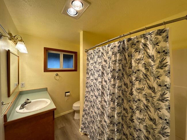 Building Photo - 3 Bedroom / 2 Bathroom in Bend's Orchard D...