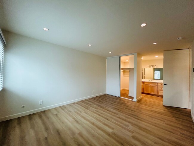 Building Photo - Newly Renovated Top Floor Two Bedroom Two ...