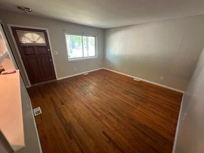 Building Photo - Awesome Eastpointe Ranch with finished basement