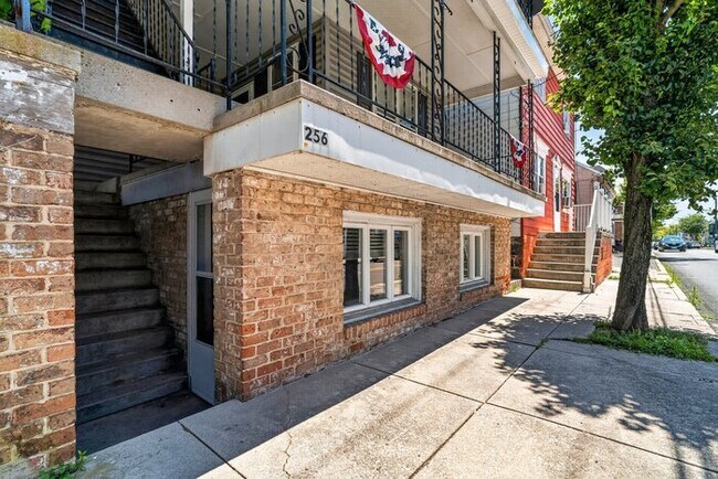 Building Photo - 256 S Washington St