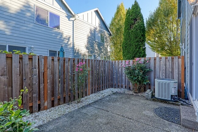 Building Photo - Freshly Updated- 3 Bedroom, 2.5 Bath Townh...