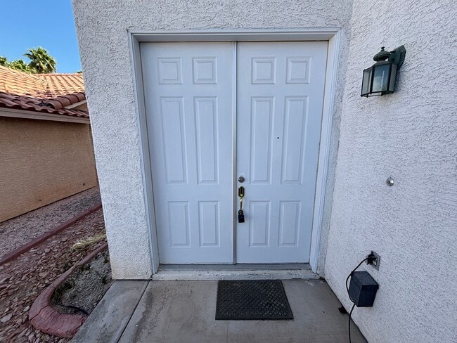 Building Photo - Gorgeous 4bed /5bath home nestled in a gre...