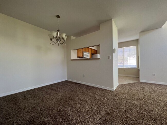 Building Photo - Charming 2 Bed/1.5 Townhome in Fabulous Longmont Location!
