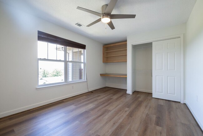 Building Photo - Renovated Condo in Harts Cove!