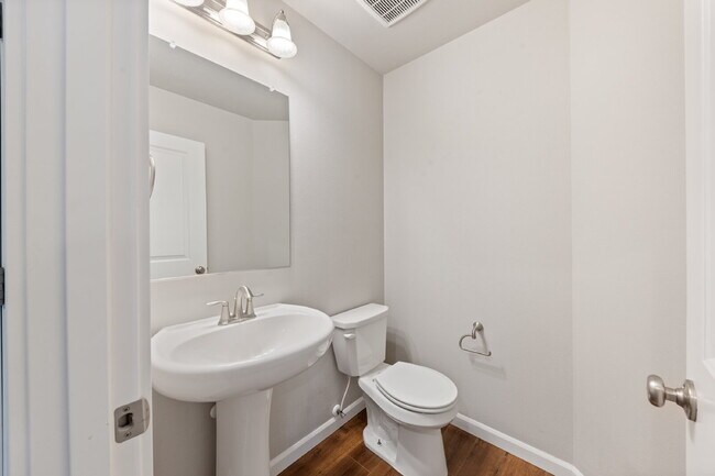 Building Photo - Spacious 4 bedroom home in Dayton