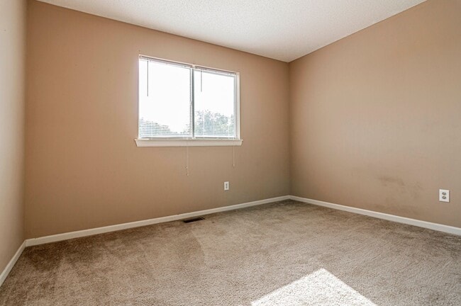 Building Photo - Spacious Home Close to Fort Riley!