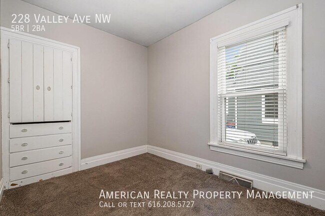 Building Photo - 228 Valley Ave NW