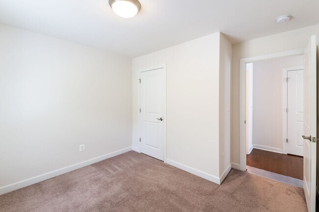 Building Photo - 2410 Winthrop Dr
