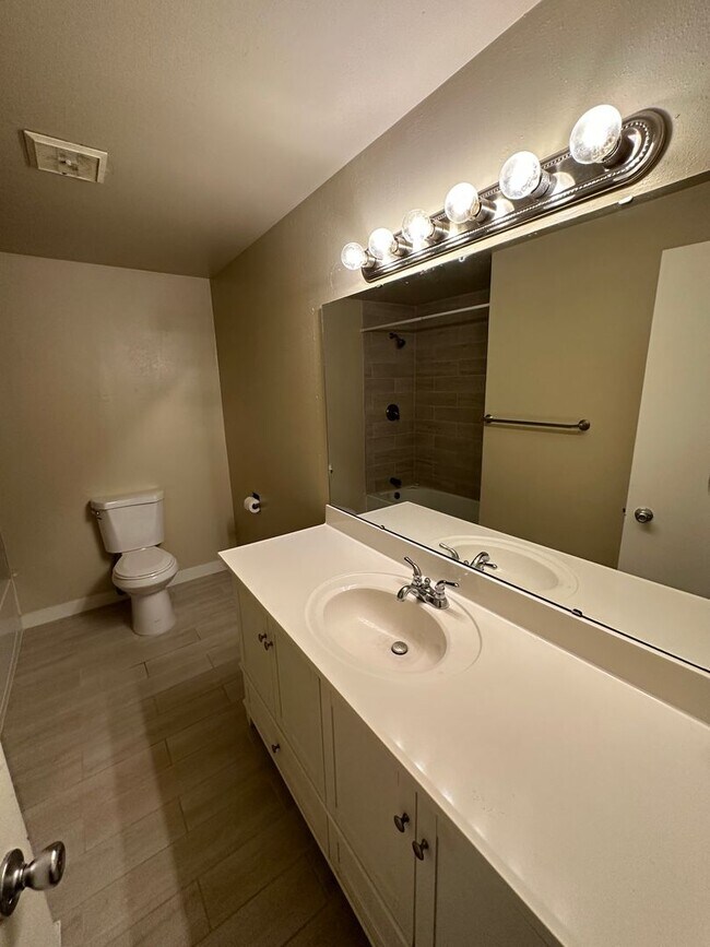 Building Photo - 3 Bedroom 2.5 Bathroom Hardwood Floors Fen...